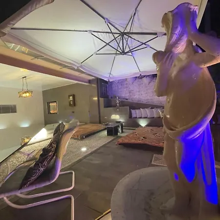 Last Minute Garden And Jacuzzi,the Gorgeus !adult Only Apartamento